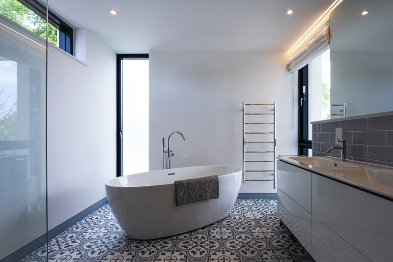 Art-Deco-style-bathroom©-Loyn-+-Co.jpg