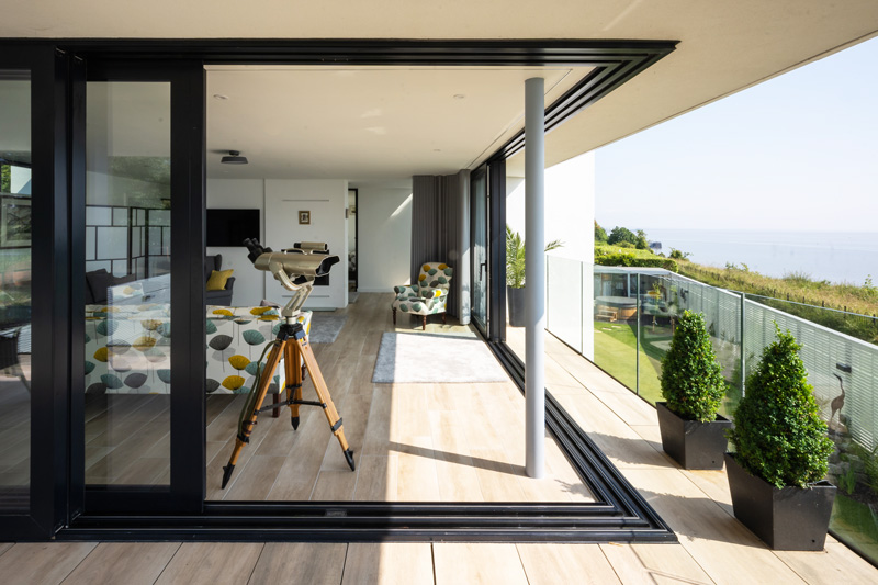 Art-Deco-style-living-area-opening-onto-balcony-©-Loyn-+-Co.jpg