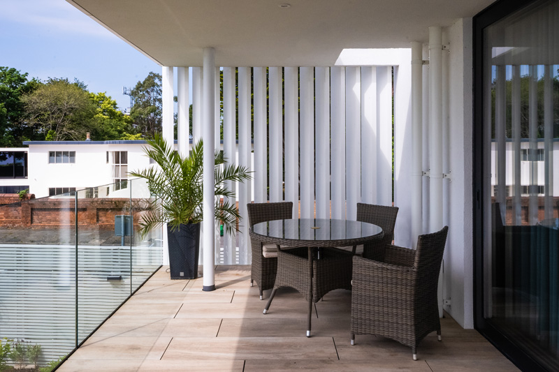 Art-Deco-style-outdoor-seating©-Loyn-+-Co.jpg