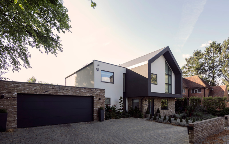 Flat roof combined with a cantilevered pitched-roof wing 