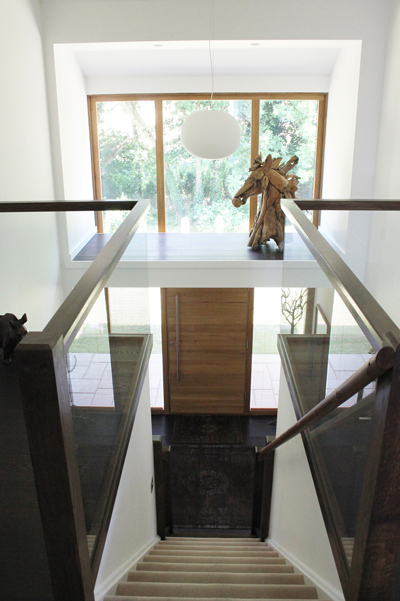 stairs_straight_with_glass_balustrade.jpg