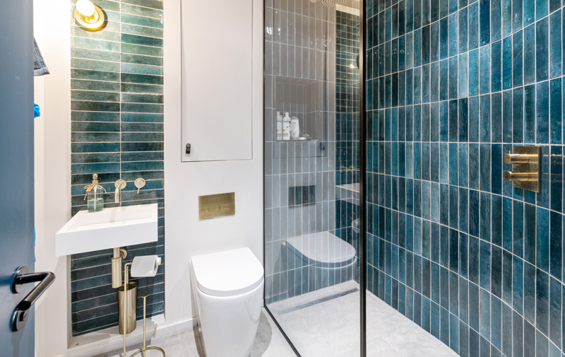 Upward-and-Outward-curved-wall-and-sink-in-aclove-in-the-shower-room.jpg
